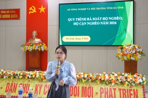 Cán bộ xã Hương Xuân chia sẻ kinh nghiệm truyền thông giảm nghèo. (Ảnh: Thanh Hải)