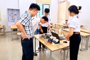 Học sinh Trường THCS Đồng Tiến xây dựng sản phẩm chuyển đổi bộ nguồn từ điện lưới sang dùng pin.