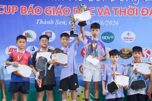 BTC và các đơn vị tài trợ trao thưởng cho các VĐV đạt giải.