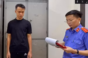 Đại diện VKS đọc lệnh khởi tố đối với bị can Nguyễn Minh Hoàng.
