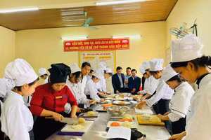 Học viên Trường Trung cấp Kỹ nghệ Lý Tự Trọng thực hành chế biến thực phẩm.