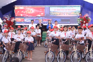 Học sinh vùng khó xã Kỳ Thượng nhận 200 xe đạp và quà đầu năm học mới.