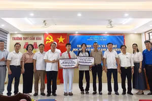 Hai chị em Hiền nhận món quà ủng hộ 120 triệu đồng.