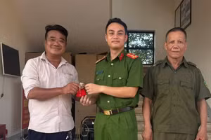 Anh Dũng mang túi chứa các trang sức giống vàng đến giao nộp. 