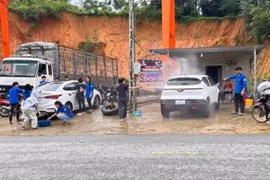 Đoàn TNCS Hồ Chí Minh xã Sơn Hồng rửa xe gây quỹ.