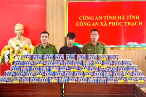 Hoàng Văn Phước cùng tang vật tại cơ quan điều tra. (Ảnh: CAHT)