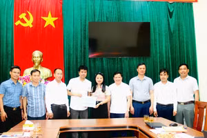 Báo GD&TĐ khu vực Bắc Trung Bộ trao tặng Quỹ Khuyến học xã Sơn Hồng 10 triệu đồng.