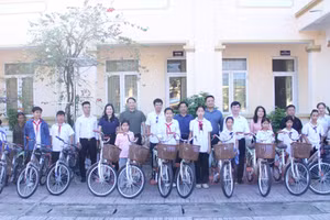 20 chiếc xe đạp được trao tặng đến học sinh có hoàn cảnh khó khăn ở xã Hương Sơn.