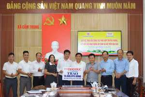 Báo GD&TĐ trao 10 triệu đồng đến Quỹ khuyến học xã Cẩm Trung.
