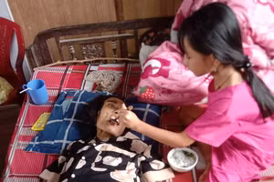 Bé gái 7 tuổi chăm mẹ ung thư chờ chết.