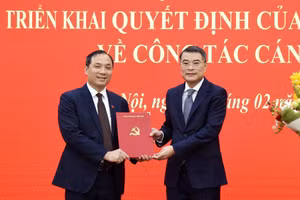 Trưởng ban Tổ chức Trung ương Lê Minh Hưng trao quyết định bổ nhiệm ông Hoàng Trung Dũng làm Tổng biên tập Tạp chí Cộng sản. (Ảnh: BHT)