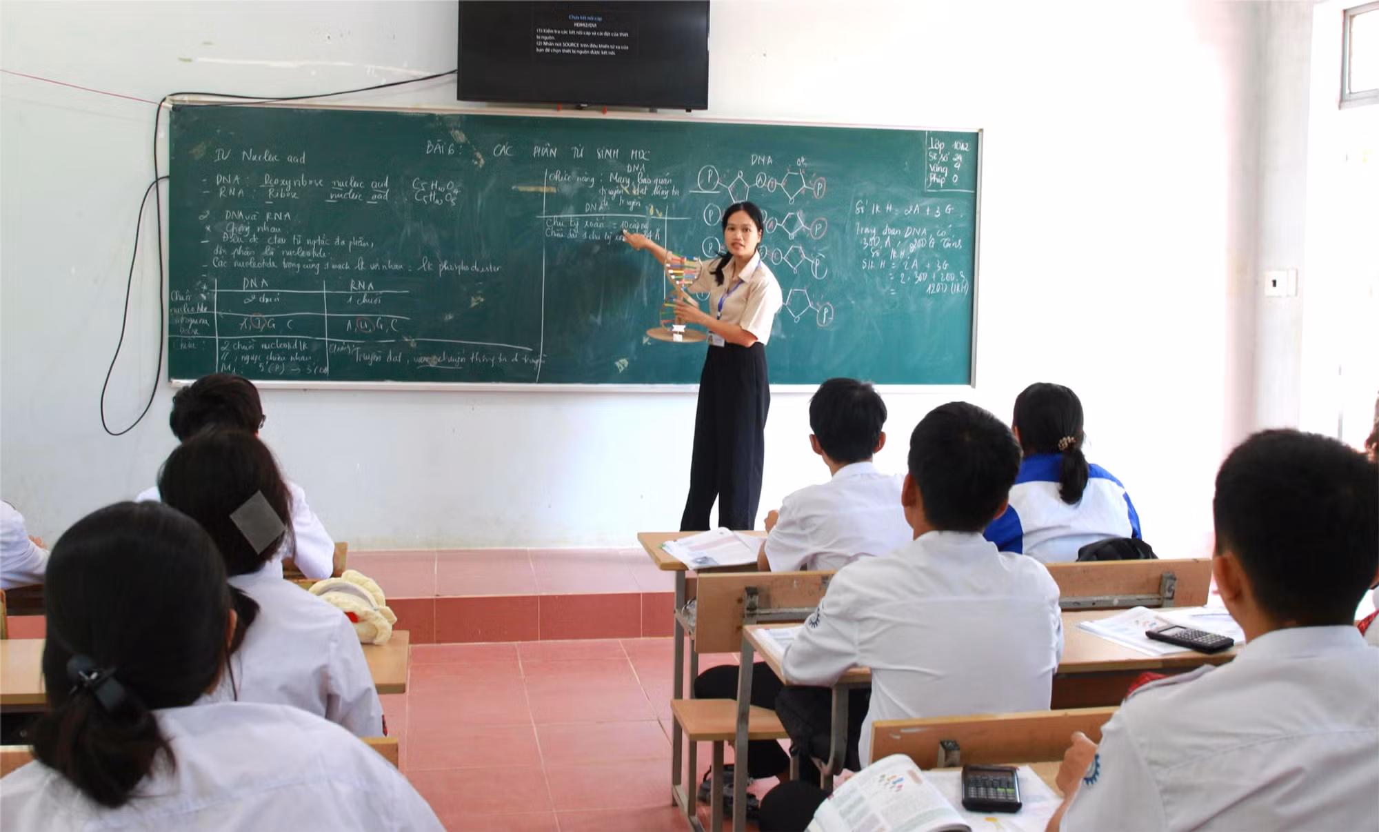 Giờ học môn Sinh học lớp 10 tại Trường THPT Nguyễn Bỉnh Khiêm - Nam Dong.