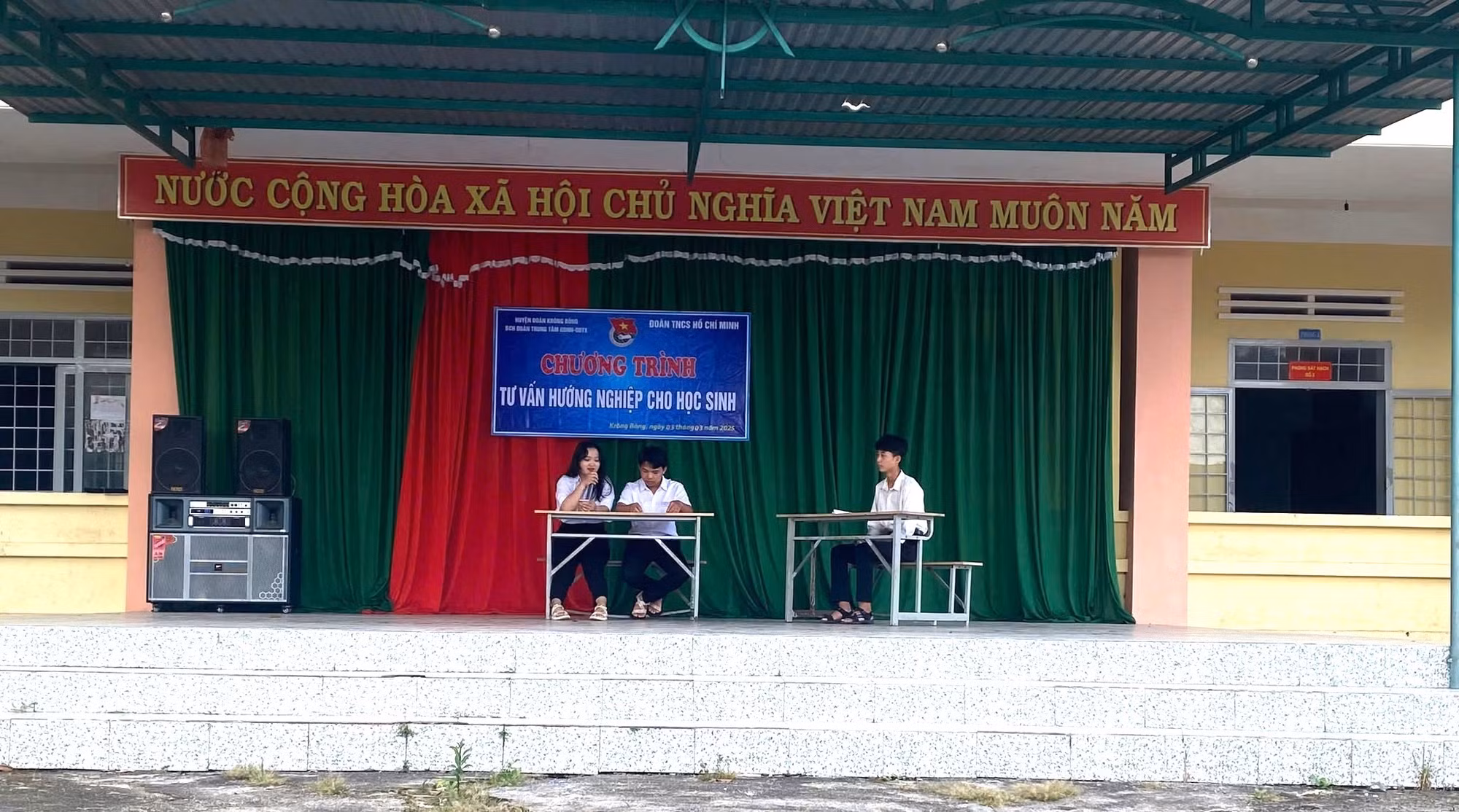 Chương trình tư vấn hướng nghiệp cho học viên Trung tâm GDNN-GDTX Krông Bông (nay là Krông Pắc). (Ảnh: TT) tu-van-hn.jpg