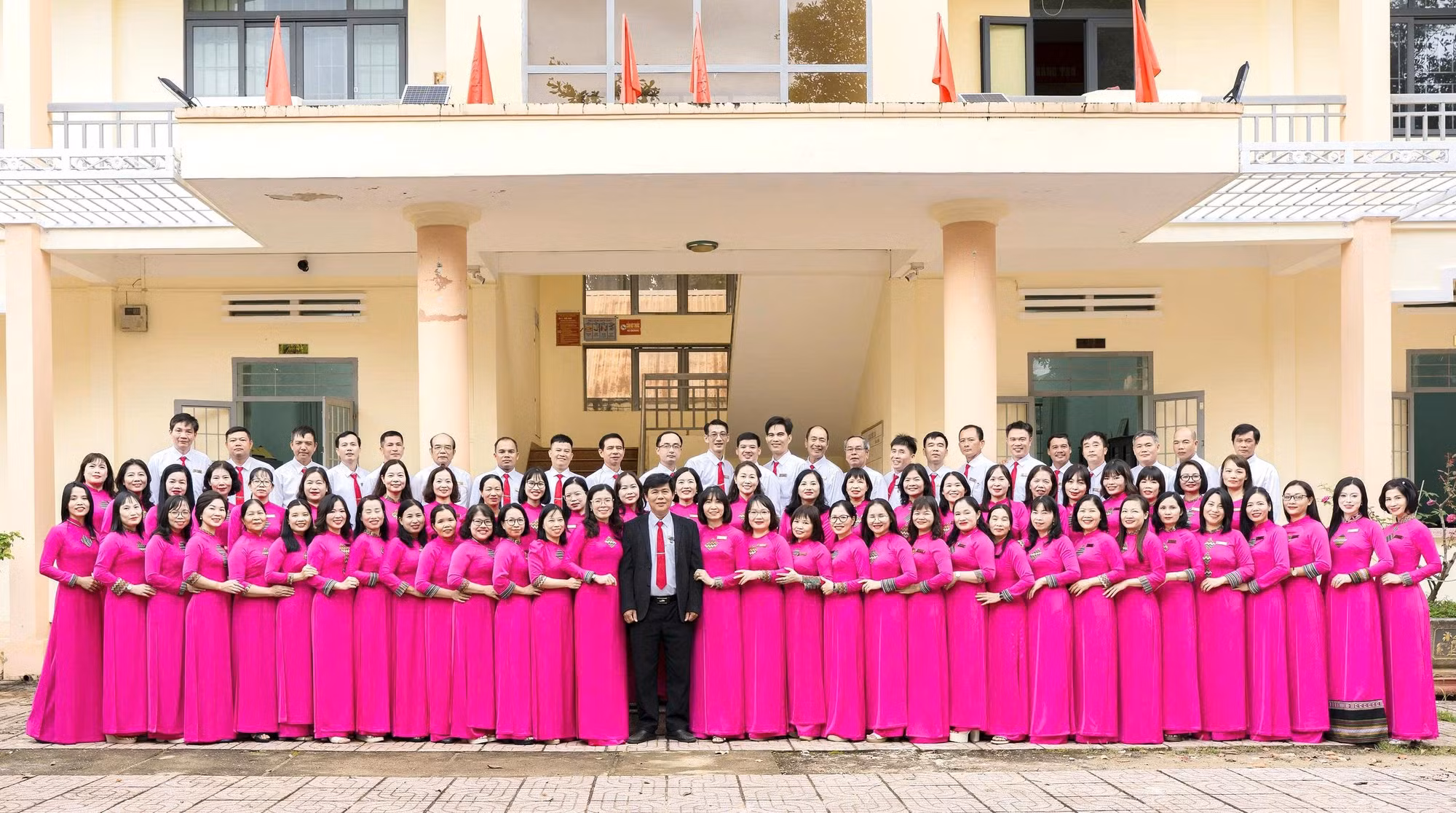 Tập thể cán bộ, giáo viên, nhân viên Trường THPT Cao Bá Quát, Đắk Lắk. (Ảnh: NT)