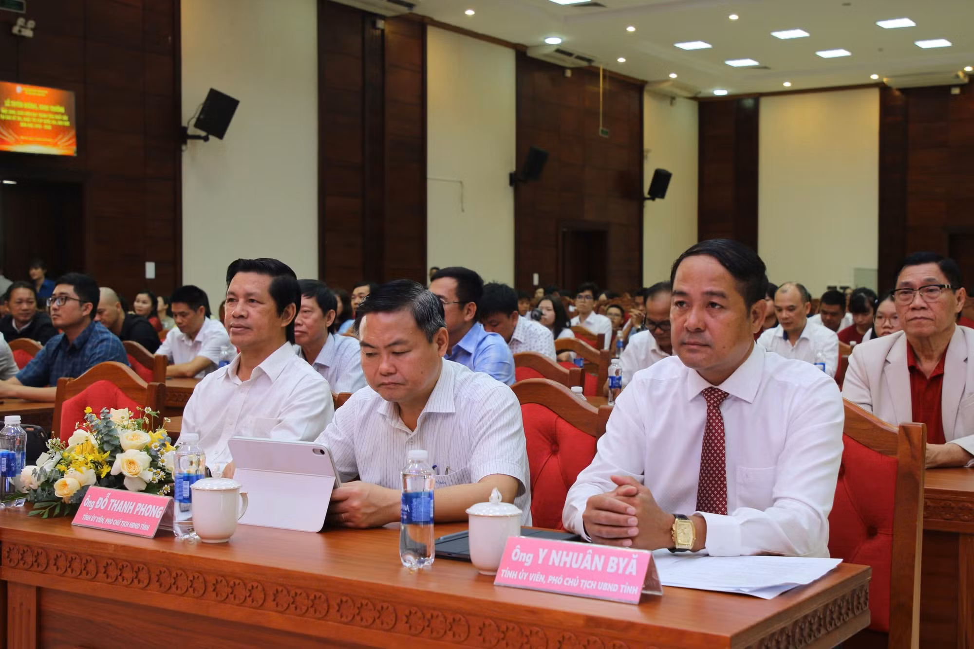 lanh-dao-tinh.jpg