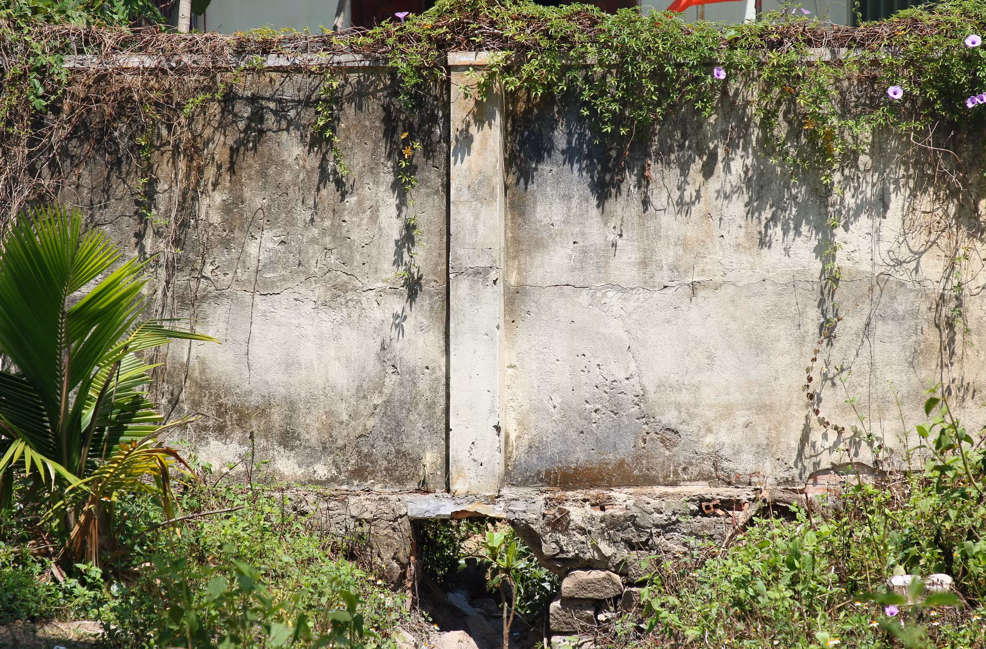 lam-dong-a7-tuong-rao-xuong-cap-he-thong-thoat-nuoc-tam-bo.jpg