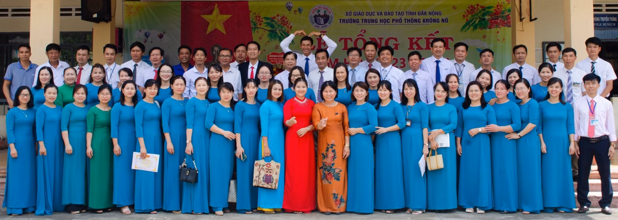 Tập thể cán bộ, giáo viên, nhân viên Trường THPT Krông Nô.