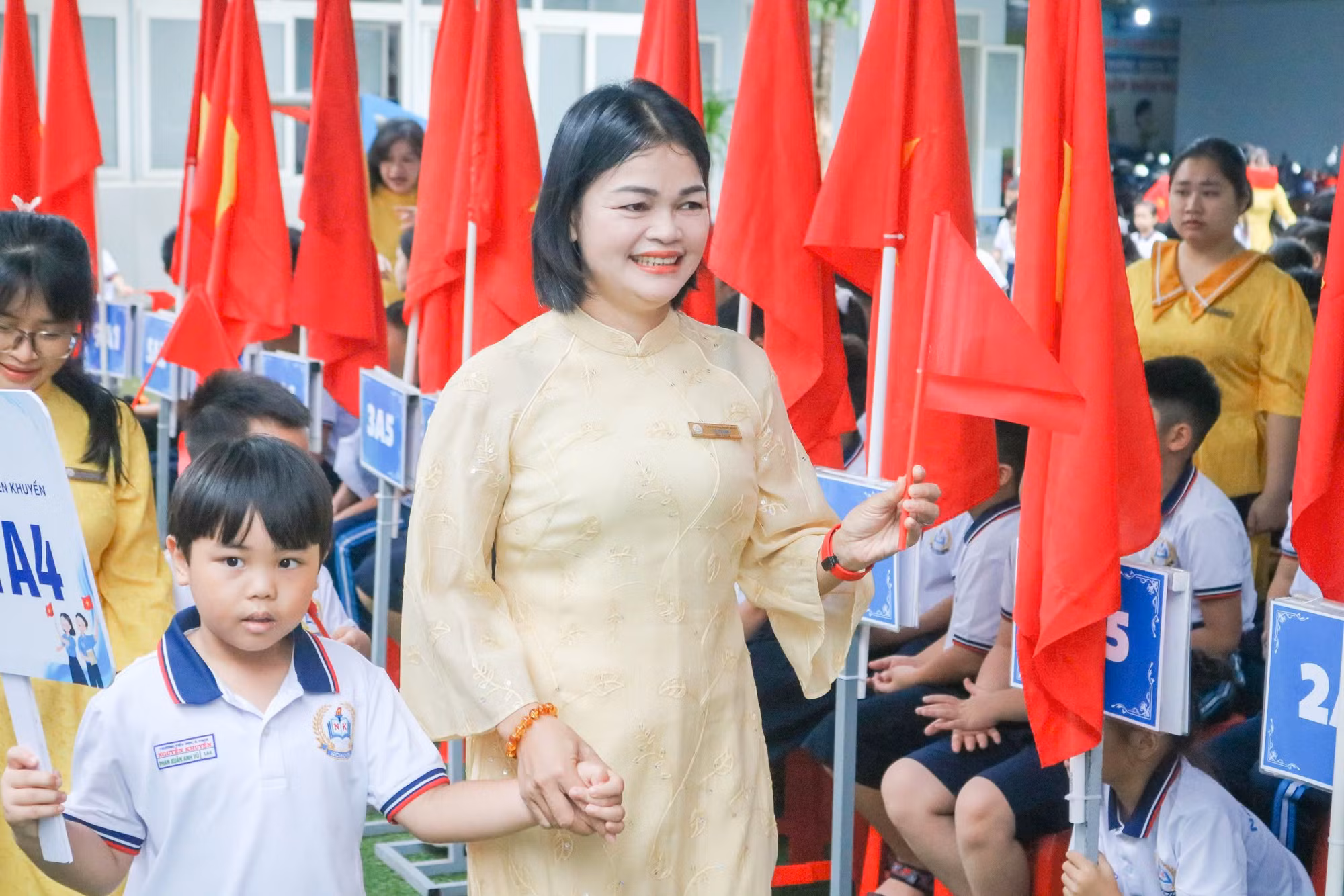Nghi thức chào đón học sinh đầu cấp. (Ảnh: NT)