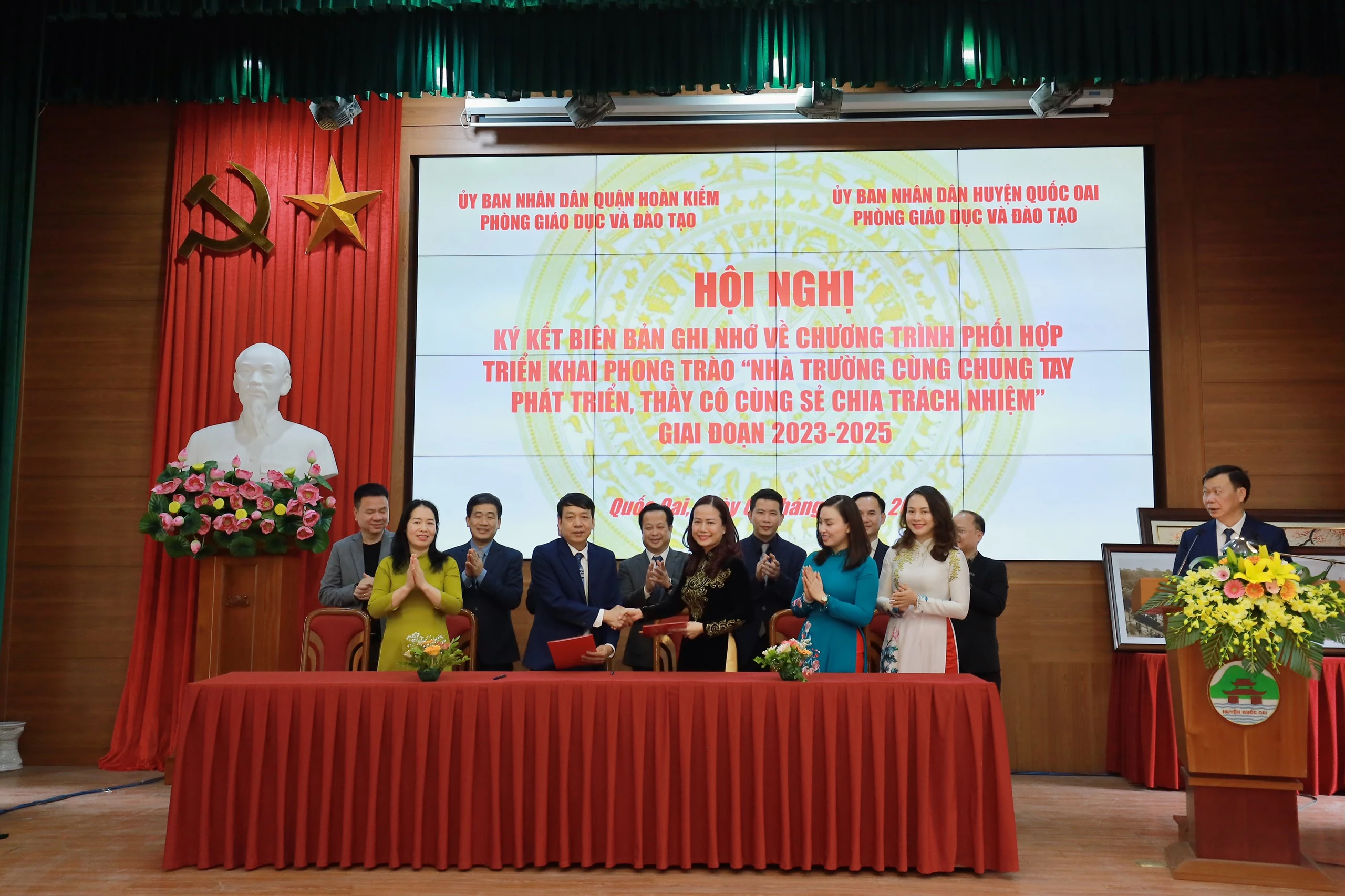 Lãnh đạo hai phòng GIáo dục và Đào tạo quận Hoàn Kiếm và huyện Quốc Oai ký kết biên bản ghi nhớ. Lãnh đạo hai phòng GIáo dục và Đào tạo quận Hoàn Kiếm và huyện Quốc Oai ký kết biên bản ghi nhớ.