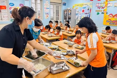 Bữa ăn học đường không chỉ là suất cơm trưa, mà còn là nơi gửi gắm sự an tâm của phụ huynh mỗi ngày. Ảnh: Thùy Dung.