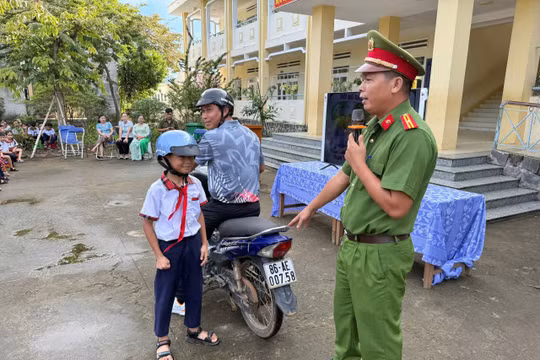 Học sinh xã Hàm Thạnh được tuyên truyền về trật tự, an toàn giao thông.