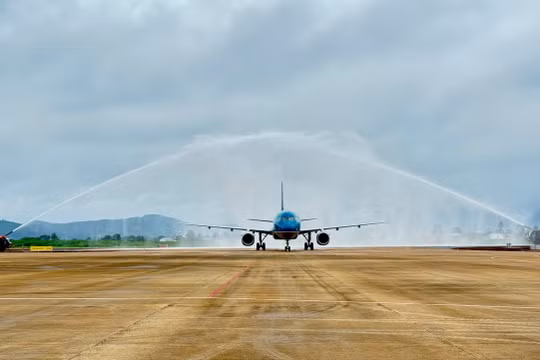 Chuyến bay đầu tiên được chào đón bằng nghi thức phun vòi rồng.