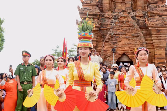 Các thiếu nữ Chăm biểu diễn múa truyền thống trong không gian Lễ hội Katê năm 2026 tại Tháp Pô Klong Garai, tỉnh Khánh Hòa.