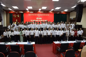 Đại biểu chụp ảnh lưu niệm tại Hội nghị tập huấn nghiệp vụ công tác Đảng năm 2026.