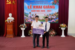 Ông Tạ Hữu Hùng - Giám đốc Công ty Thủy Điện Bản Vẽ đại diện trao tặng đồ dùng học tập cho học sinh các trường tại xã Yên Na, Nghệ An.