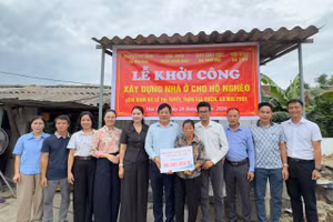 Ông Lê Tiến Sơn - Phó Chủ tịch Hội Golf Hà Tĩnh cùng đại diện Văn phòng Báo GD&TĐ khu vực Bắc Trung Bộ trao biểu trưng ủng hộ cho bà Lê Thị Tuyết