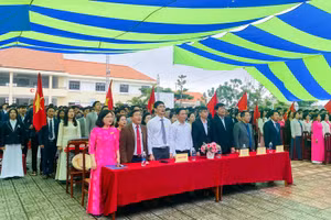 Ông Nguyễn Quang Vĩnh (người mặc áo trắng ở giữa) tham gia khai giảng năm học mới tại điểm Trường chuyên Bảo Lộc, tỉnh Lâm Đồng.