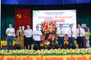 Lãnh đạo Sở GD&ĐT Hà Tĩnh tặng hoa chúc mừng nhà trường.