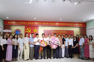 Cán bộ, giáo viên, nhân viên các tổ Trường THPT Cẩm Bình tặng hoa tại buổi lễ công bố Quyết định nhận nhiệm vụ mới. (Ảnh: CTV)