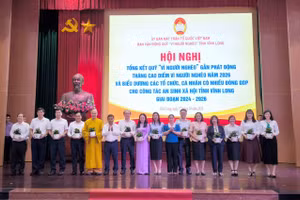 Đại diện Công ty Nhiệt điện Duyên Hải (đứng thứ 3 từ trái qua) được Ủy ban MTTQ Việt Nam tỉnh Vĩnh Long tuyên dương vì có nhiều đóng góp cho công tác an sinh xã hội giai đoạn 2024 –2026.