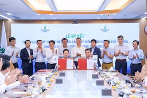 Phó Tổng Giám đốc PV Power Nguyễn Kiên và Phó Tổng Giám đốc PV GAS Nguyễn Minh Tuấn ký kết Thỏa thuận hợp tác về việc cung cấp khí thiên nhiên và khí LNG tái hóa cho các Nhà máy điện khu vực Tây Nam Bộ.