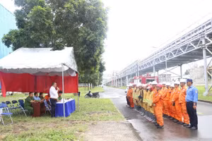 Lực lượng tham gia diễn tập triển khai đội hình xử lý tình huống cháy giả định tại khu vực bồn dầu HFO 5.000m³.