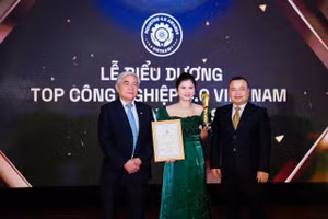 Chị Phan Thị Hoài nhận giải thưởng công nghiệp 4.0..(Ảnh: NVCC)