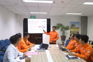 Nhóm tác giả trao đổi về quá trình nghiên cứu, hoàn thiện và ứng dụng phần mềm tính toán cân bằng động thiết bị quay.