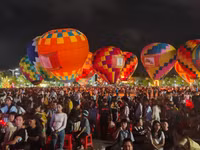Đông đảo người dân tham gia lễ hội.