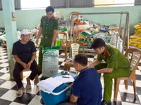 Đối tượng Hứa Văn Chọn (áo đen) làm việc với cơ quan chức năng. Ảnh CTV.