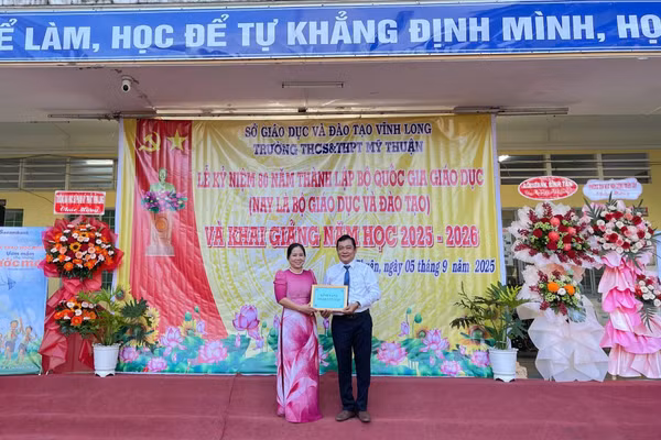 500 quyển tập được trao tặng đến HS Trường THCS-THPT Mỹ Thuận. Ảnh: Hội LHPN Vĩnh Long.