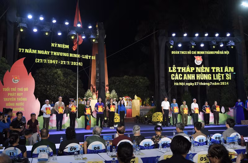 Tham dự chương trình có Bí thư Trung ương Đoàn Nguyễn Minh Triết; Phó Bí thư Thành ủy Hà Nội Nguyễn Văn Phong; Ủy viên Ban Thường vụ Thành ủy, Đỗ Anh Tuấn; lãnh đạo các sở, ban, ngành. z5674462524614_d3ff28e07cfc3e3bdbe39444a9a8325c.jpg