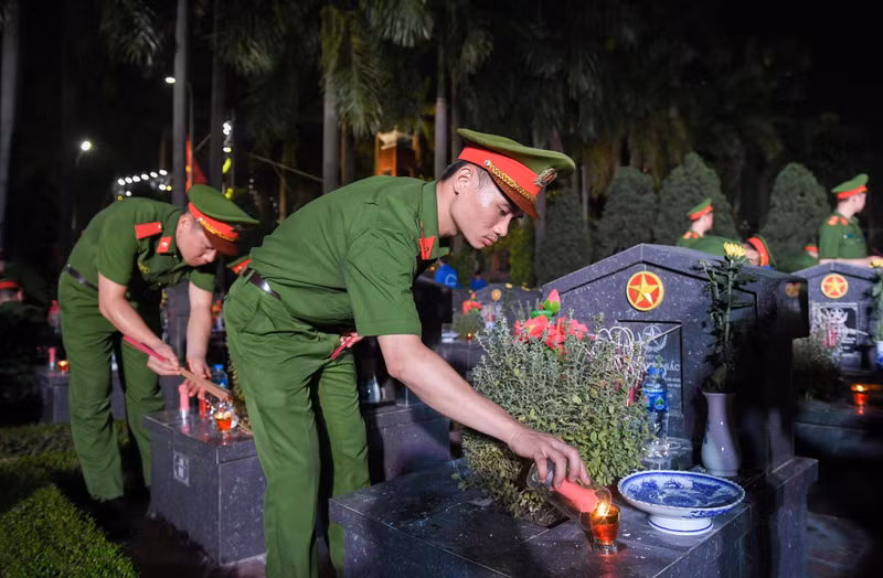 Nhân kỷ niệm 77 năm Ngày Thương binh - Liệt sĩ, 60 năm phong trào “Ba sẵn sàng”, 70 năm Ngày Giải phóng Thủ đô, Thành đoàn Hà Nội tổ chức “Lễ Thắp nến tri ân các anh hùng liệt sĩ” tại Nghĩa trang Liệt sĩ thành phố Hà Nội. z5674462730772_566621c1d745d6ed9923276cbcf3c629.jpg