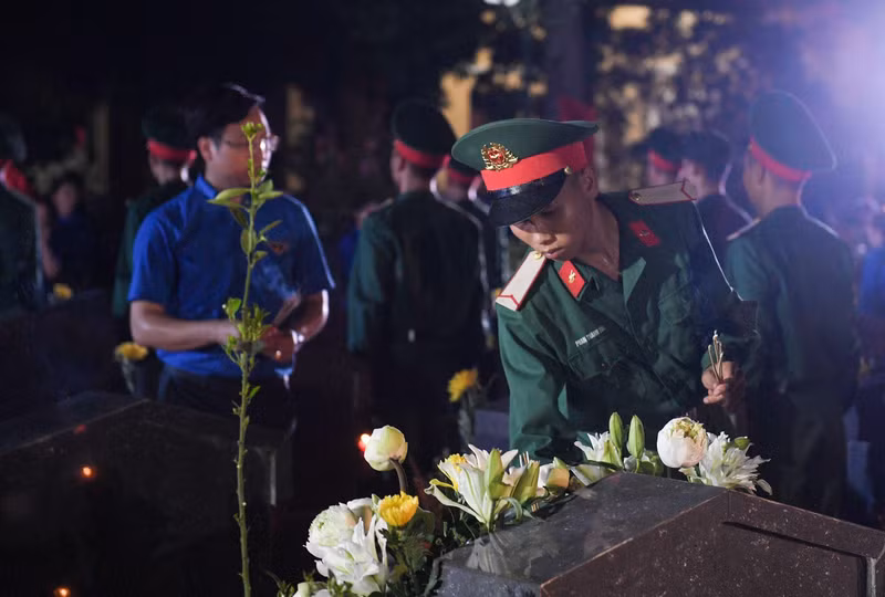 Tại chương trình, tuổi trẻ Thủ đô cùng các đồng chí lãnh đạo thắp nến, dâng hương, hoa tại 2.195 mộ Bà mẹ Việt Nam anh hùng và Anh hùng liệt sĩ đang yên nghỉ tại Nghĩa trang liệt sĩ thành phố. z5674463386631_20f4b749d97b9951fccb8981f4ede2c5.jpg