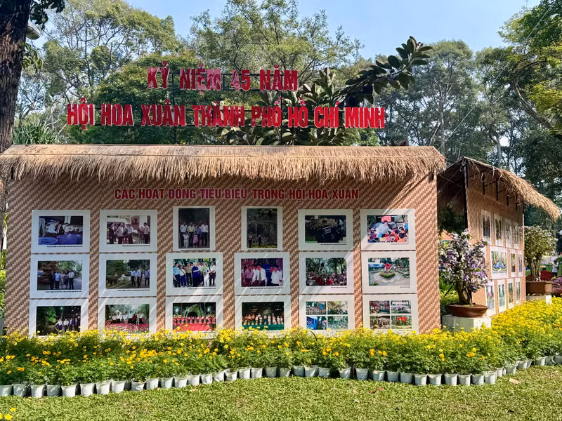Không gian trưng bày mang chủ đề “Hành trình thời gian” điểm lại những cột mốc đáng tự hào trên chặng đường 45 năm gắn bó với đời sống tinh thần của người dân nơi đây. img-7790.jpg