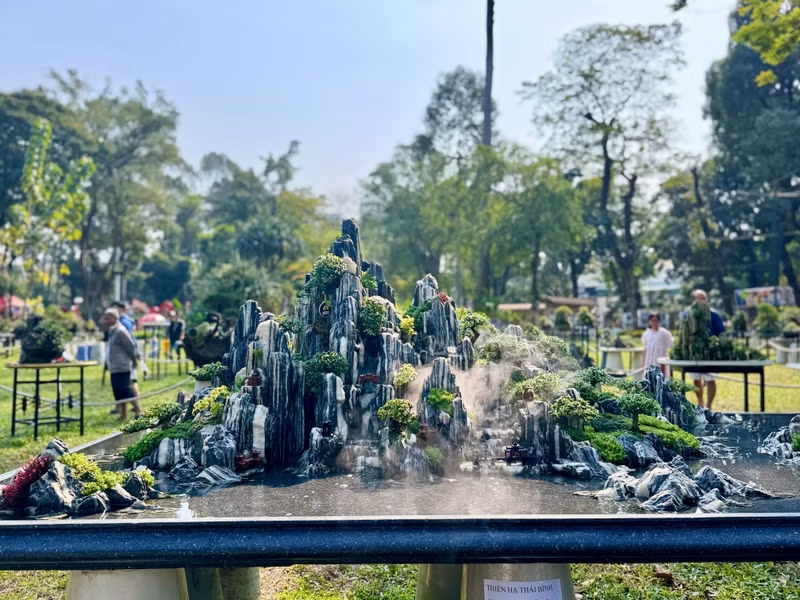 Ngoài hoa kiểng, hội hoa xuân còn gây ấn tượng với các khu trưng bày cá cảnh, hồ thủy sinh và các tác phẩm từ đá, gỗ lũa. img-7807.jpg