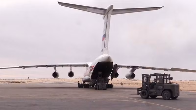 Mạng lưới tin tức Syria tự do (FSNN) cho biết thông tin trên ngày 13/12. Trước đó, các sân bay đóng cửa từ 8/12 đã hoạt động trở lại tại các thành phố Damascus và Aleppo của Syria, nhưng cho đến nay chỉ hoạt động khi có giấy phép đặc biệt. video-may-bay-van-tai-il-76-ha-canh-tai-can-cu-khong-quan-nga-o-syria.jpg