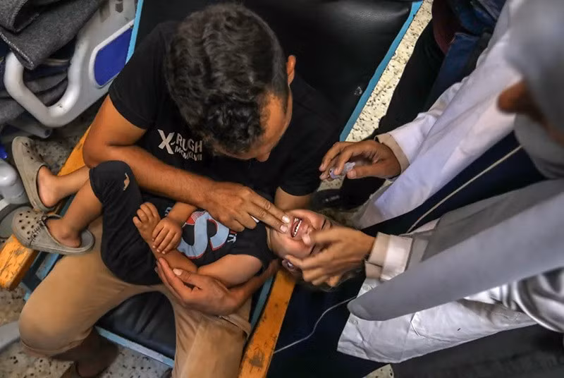 Các quan chức WHO cho biết ít nhất 90% trẻ em cần được nhỏ vaccine 2 lần trong vòng 4 tuần để chiến dịch thành công, nhưng chiến dịch này đang phải đối mặt với nhiều thách thức ở Gaza, nơi bị chiến tranh tàn phá. Ảnh: Abed Rahim Khatib/Anadolu. tiem-chung-vacxin-bai-liet-o-dai-gaza-08.jpg
