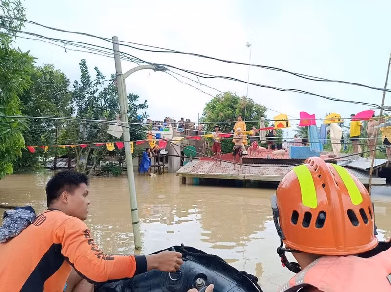 Cơ quan này cho biết thêm rằng cơn bão sẽ đổ bộ vào bờ biển Isabela vào lúc nào đó trong đêm hoặc sáng sớm 24/10, sau đó yếu đi một chút khi đi qua hòn đảo và tiến ra Biển Đông. hinh-anh-philippines-sau-khi-bao-trami-tan-cong-8-3902-9822.jpg