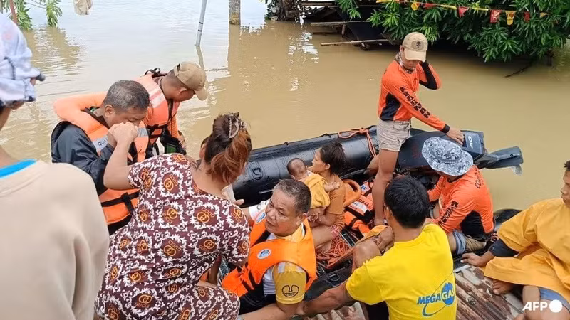 Ngày 23/10, lực lượng cứu hộ Philippines lội qua vùng nước ngập để tiếp cận cư dân bị mắc kẹt do bão nhiệt đới Trami, cơn bão đã giết chết 14 người và buộc hàng nghìn người phải sơ tán khi nó tiến về phía bờ biển phía đông. hinh-anh-philippines-sau-khi-bao-trami-tan-cong-2-773-7950.jpg